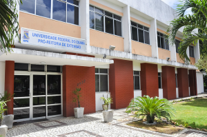 Entrada principal do prédio da Pró-Reitoria de Extensão da UFC